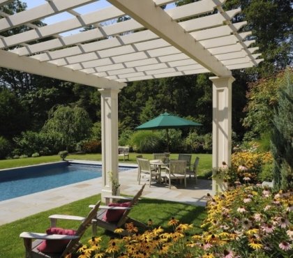 amenagement-jardin-pergola-bois-couleur-blanche-piscine-rectangulaire-fleurs