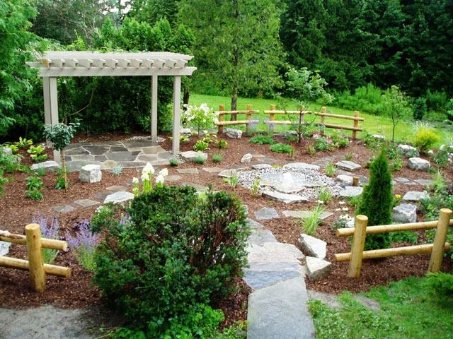 amenagement-jardin-pergola-bois-peint-blanc