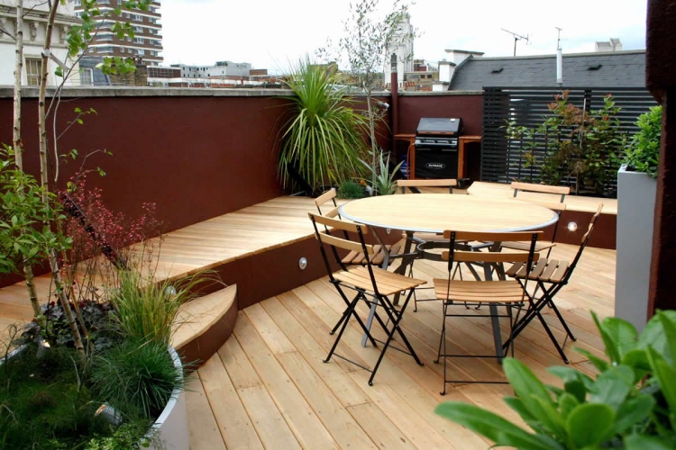 amenagement-terrasse-table-chaises-bois-plantes amenagement terrasse