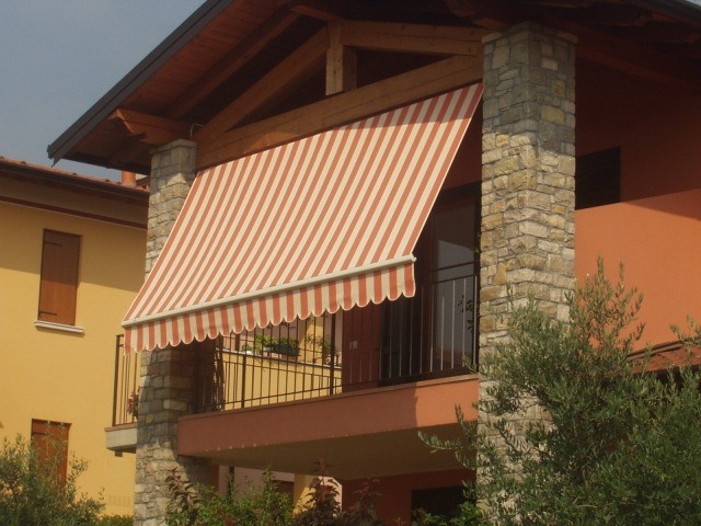 aménagement-balcon-auvent-retractable-parapet-metal