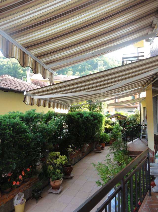 aménagement-balcon-auvent-retractable-rayures-vegetation
