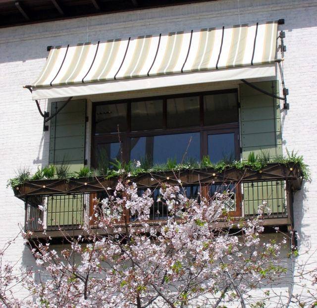 aménagement-balcon-auvent-retractable-rayures