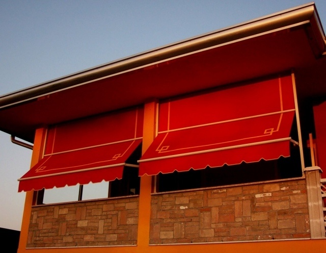 aménagement-balcon-e-auvent-retractable-couleur-rouge