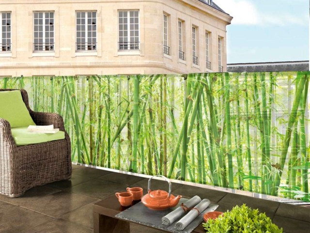 aménagement-balcon-idee-parapet-bambou-fauteuil