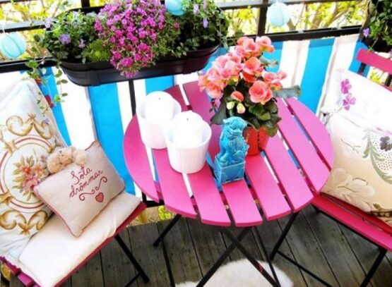 aménagement-balcon-idee-parapet-table-ronde-bois-peinte-cyclamen