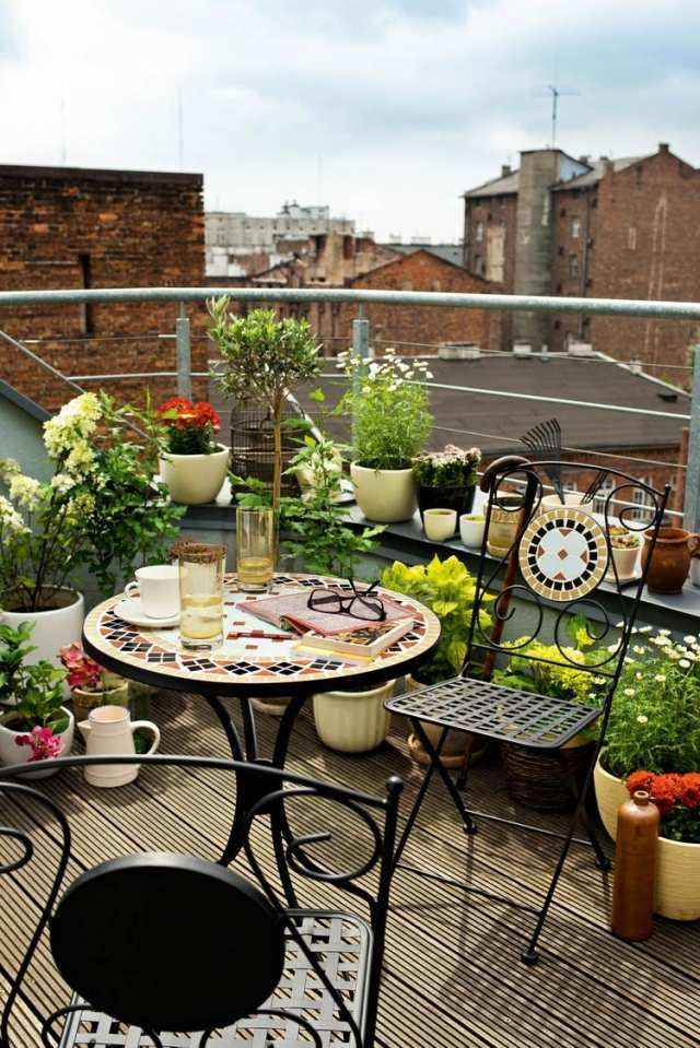 aménagement-balcon-table-chaises-pliables-table-ronde