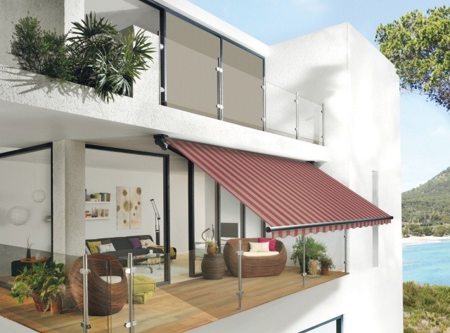 aménagement-balcon-terrasse-auvent-retractable-rayures-blanches-rouges