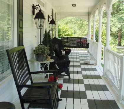 aménagement extérieur porch plancher-peint-damier