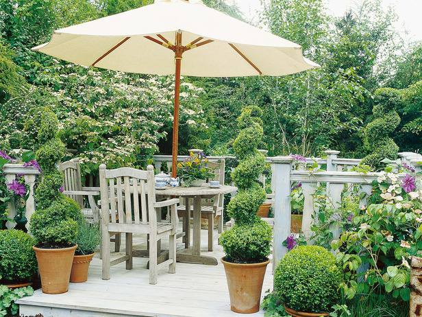 aménagement extérieur terrasse bois-blanchi-parasol