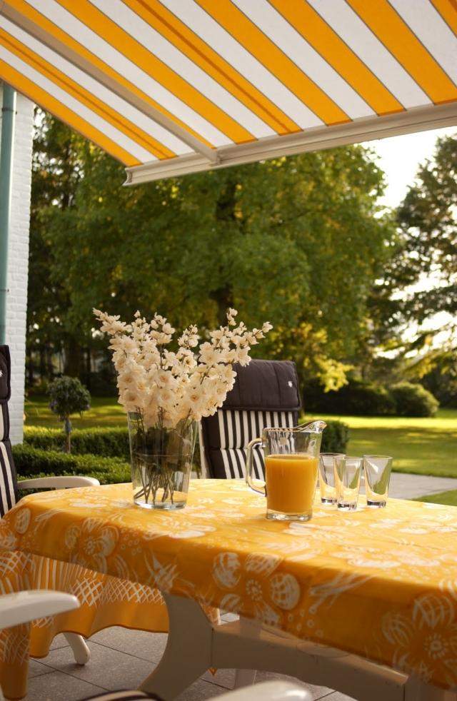 aménagement-terrasse-auvent-retractable-rayures-jaunes-blanches