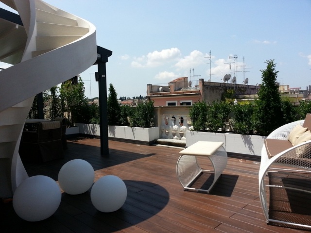 aménagement-terrasse-chaise-repose-pieds