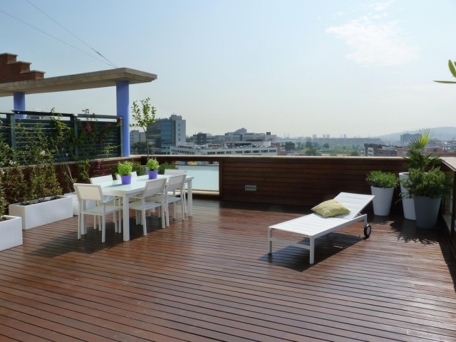 aménagement-terrasse-chaises-longues-roulettes-coin-repas