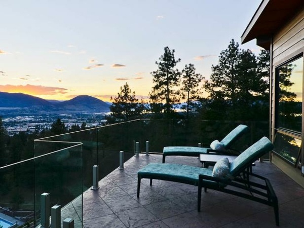 aménagement-terrasse-chaises-longues-vue-montagne