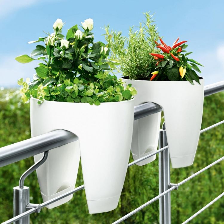 aménagement-terrasse-esprit-mexicain-pot-fleurs-parapet-metal