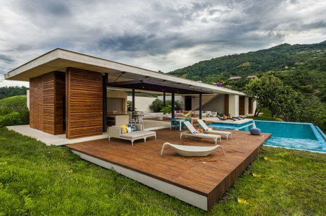 aménagement-terrasse-piscine-chaises-longues-revetement-sol-bois