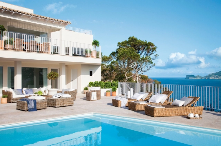 aménager-terrasse-chaises-longues-coussins-piscine