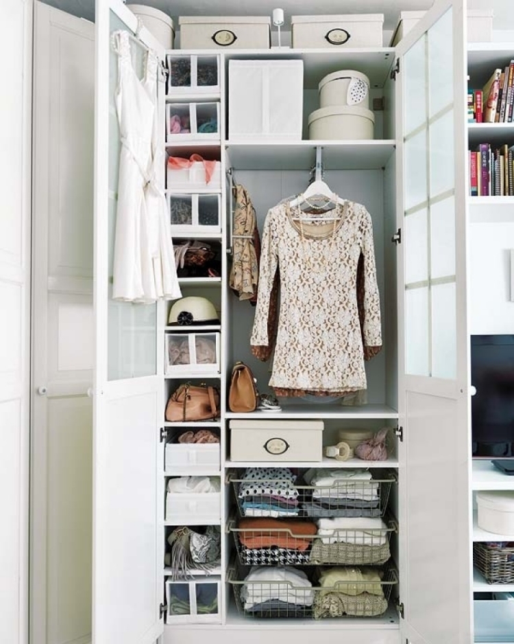 armoire-rangement-étagères-tiroirs-porte-cintres