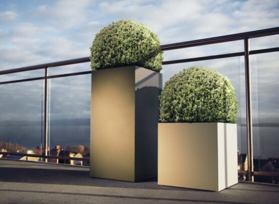 bac-à-fleurs-design-Röshults-blanc-nuance-marron-buis