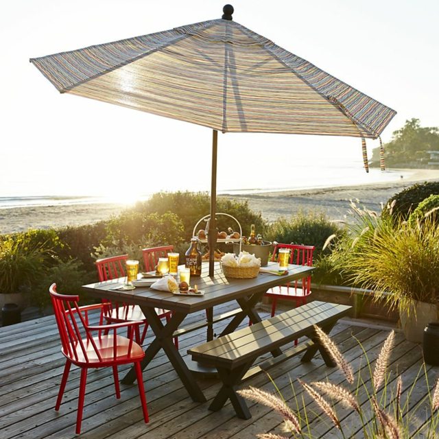 banc-table-jardin-bois-foncé-chaises-rouges-terrasse