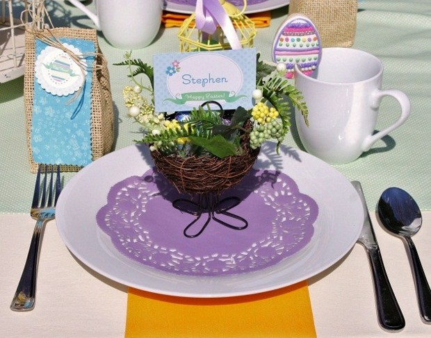 bricolage de Pâques serviette-violette-assiette-plantes