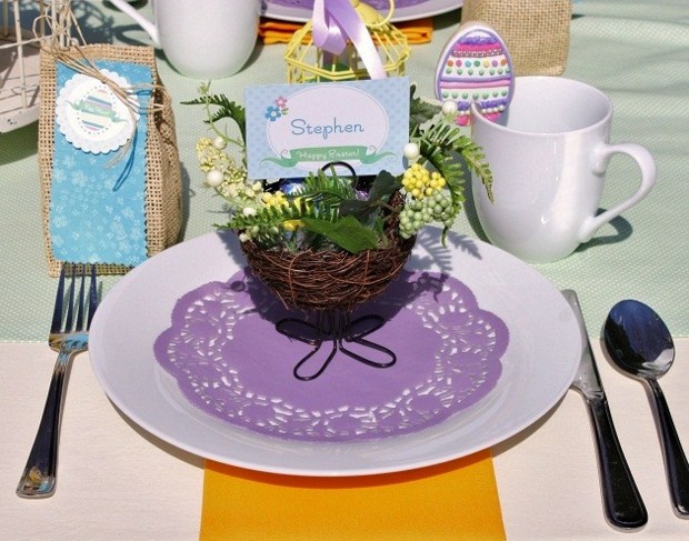 bricolage-de-Pâques-serviette-violette-assiette-plantes