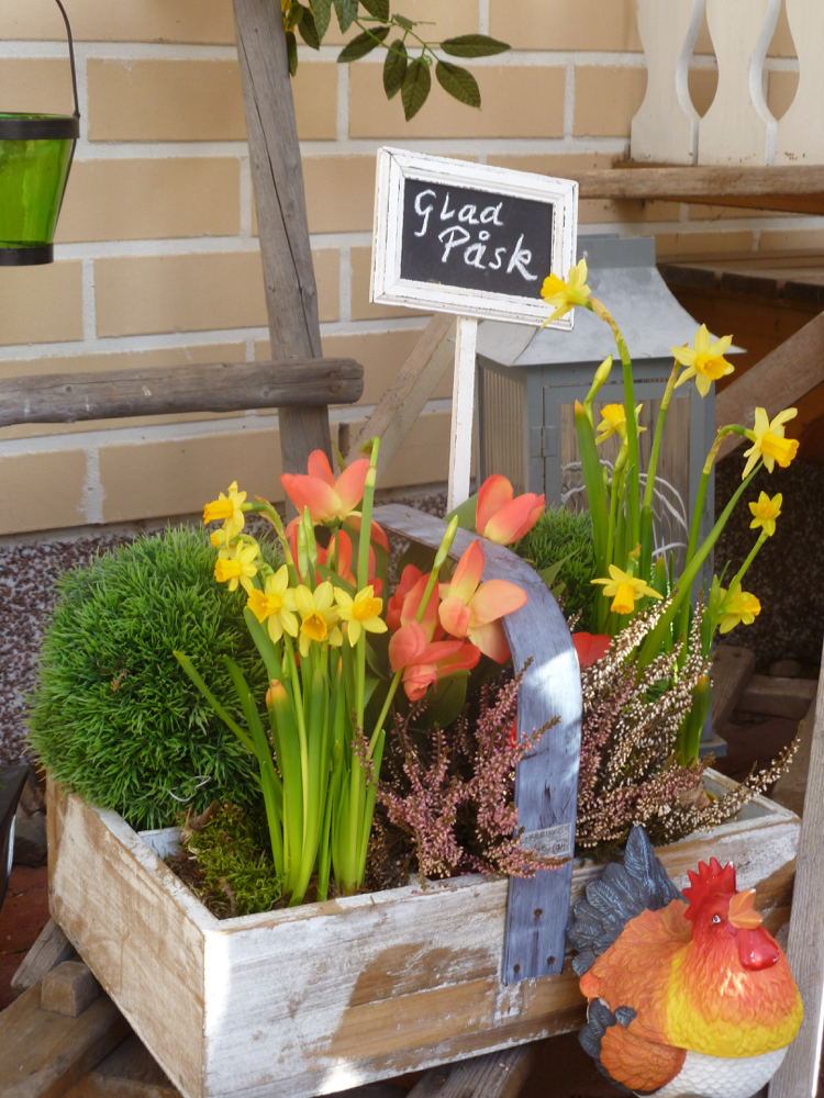 idée de bricolage pour Pâques - un cageot qui contient une composition de fleurs fraîches et une poule décorative bricolage pour Pâques -cageot-composition-fleurs-fraîches-fugurine-poule