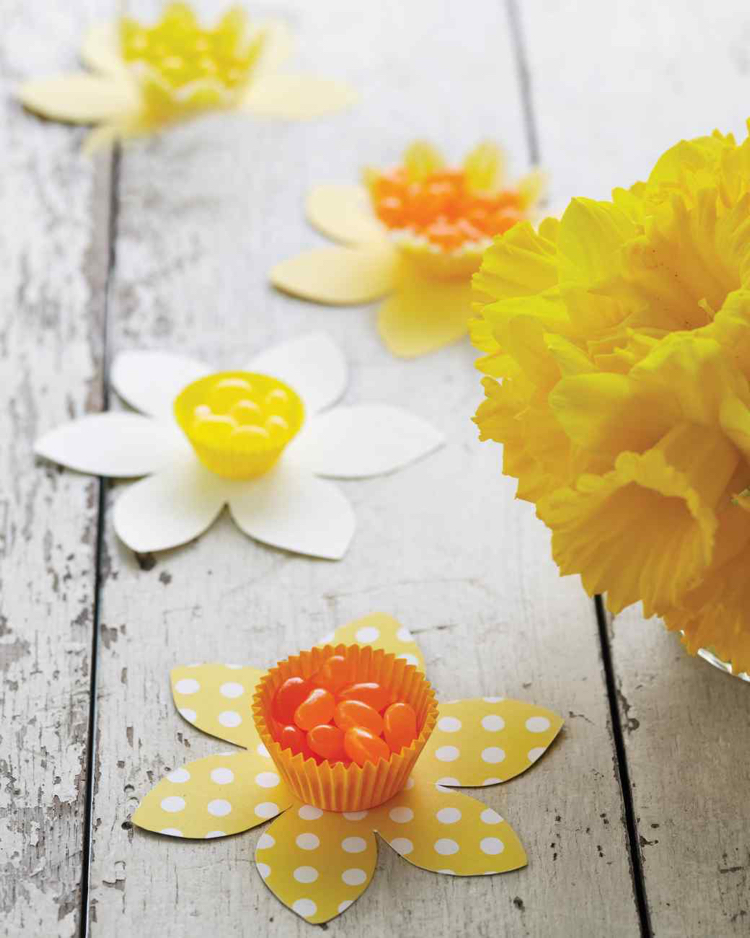 des mini-paniers pour bonbons jaunes et orange en forme de jonquilles bricolage pour Pâques -mini-paniers-bonbons-jonquilles