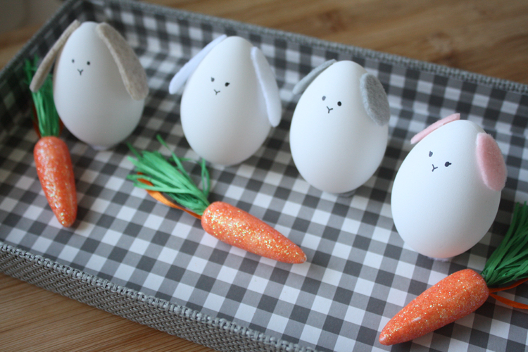 idée de bricolage pour Pâques créatif et original - des oeufs blancs déguisés en lapins mignons bricolage pour Pâques -oeufs-blancs-déguisés-lapins