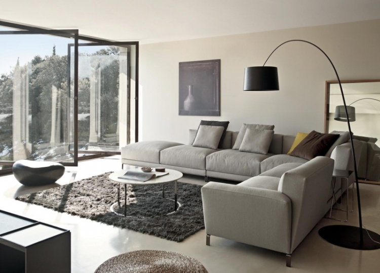 canapé-salon-design-gris-lampadaire-tapis-baies-vitrées