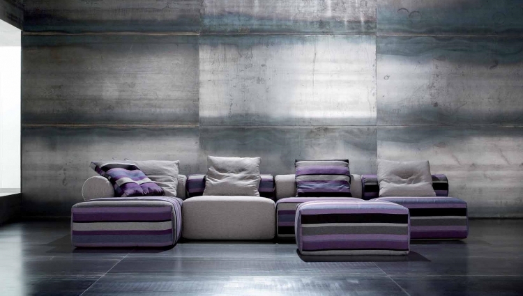 canapé-salon-design-itaien-violet-gris-parement-mural-pierre