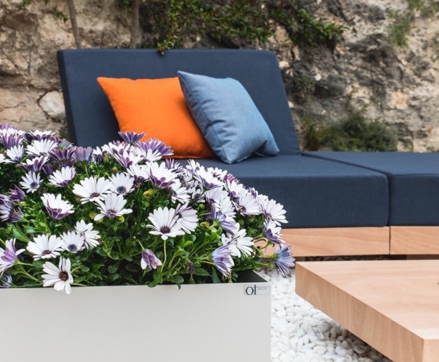 canapé-design- Oi-Side-Island-coussins-couleur-bleue-orange