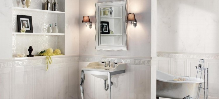 carrelage mosaïque –salle-bains-blanc-brillant-frise-decorative