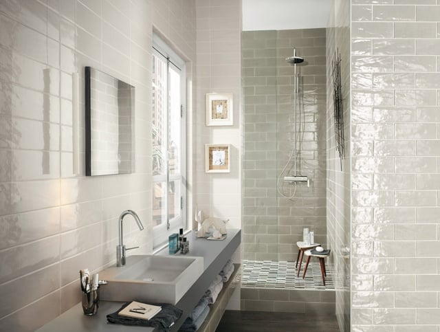 carrelage-salle-bain-blanc-gris-clair-aspect-briques