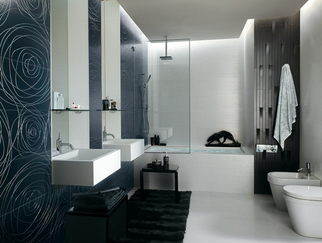 carrelage-salle-bain-bleu-foncé-motifs-roses carrelage de salle de bains