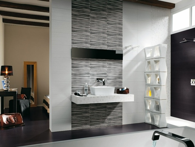 carrelage-salle-bain-noir-blanc-mosaique-blanche carrelage de salle de bains