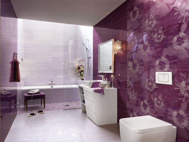 carrelage-salle-bain-pourpre-motifs-floraux-sanitaire-blanc carrelage de salle de bains
