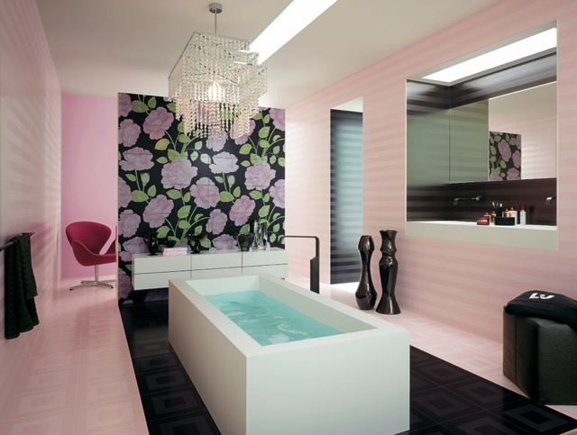carrelage-salle-bain-rayures-rose-motifs-noirs carrelage de salle de bains