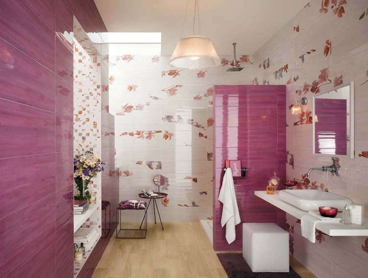 carrelage-salle-bain-rose-motifs-floraux
