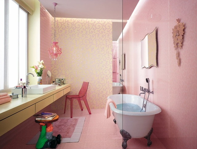 carrelage-salle-bain-rose-ornements-déco-murale-rétro