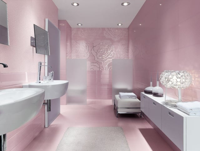 carrelage-salle-bain-rose-pâle-motifs-roses-sanitaire-blanc mosaïque