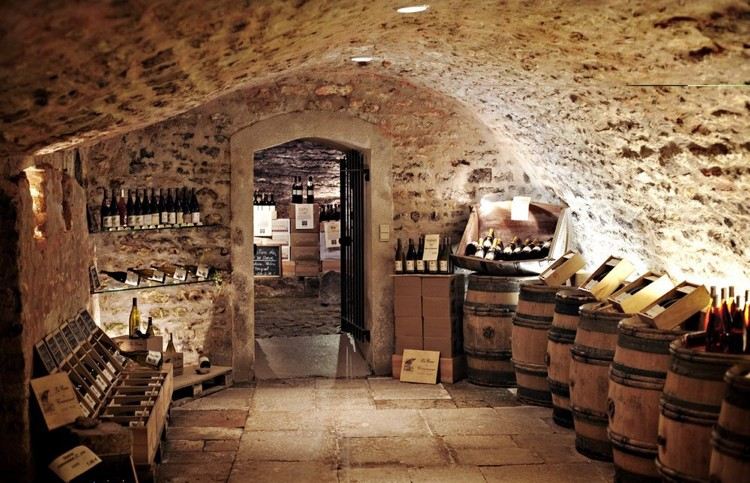 cave à vins -maison-murs-pierre-étagères-verre-casiers-bois