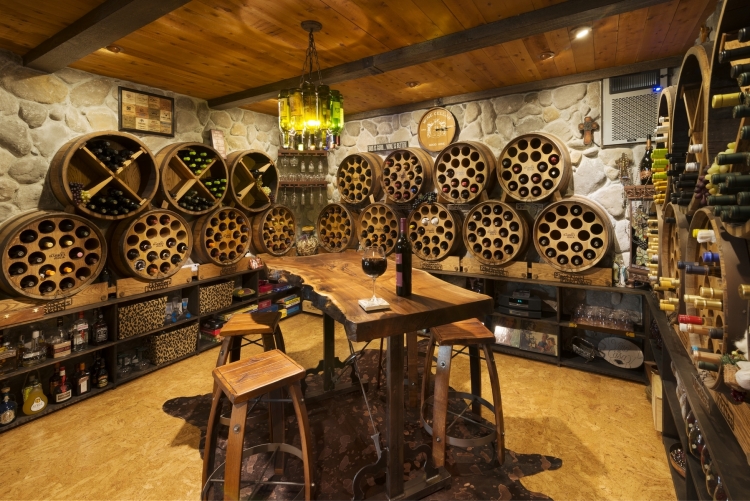 cave-vins-barriques-rangement-table-tabourets-bar cave à vins