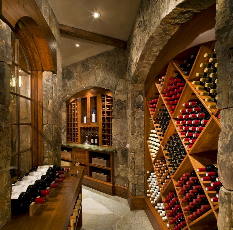 cave-vins-casiers-bouteilles-bois-murs-pierre cave à vins