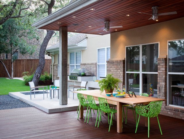 chaises-vertes-terrasse-bois-spots-LED-ventilateurs