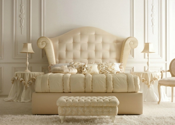 chambre-à-coucher-adulte-design-lit-couleur-creme-ottoman
