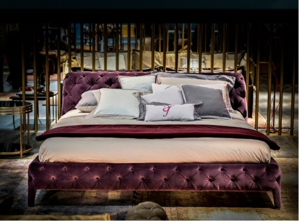 chambre-à-coucher-adulte-design-lit-couleur-violette-coussins-couverture