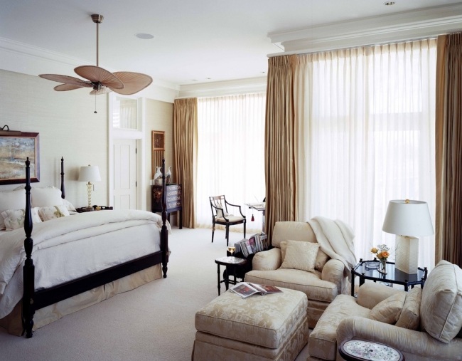 chambre-à-coucher-grand-lit-colonnes-fauteuils-ottoman-lampe