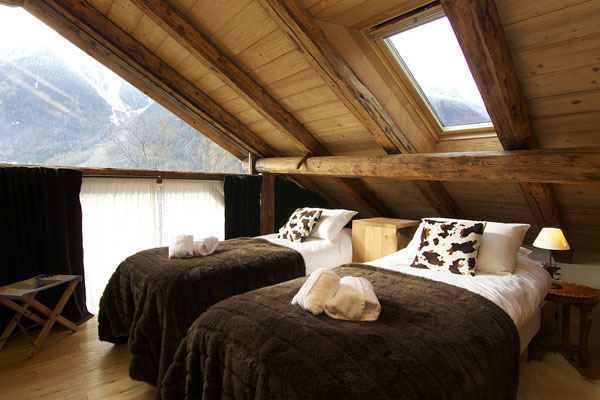 chambre-coucher-rustique-pente-plafond-bois-coussins-cuir