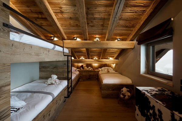 chambre-coucher-rustique-plafond-bois-coffre idées déco chambre
