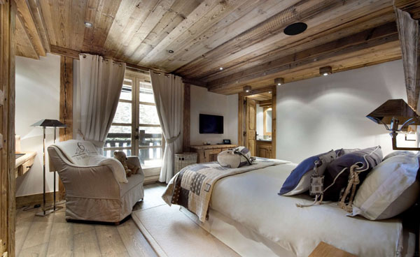 chambre-coucher-rustique-plafond-bois-couleurs-neutres